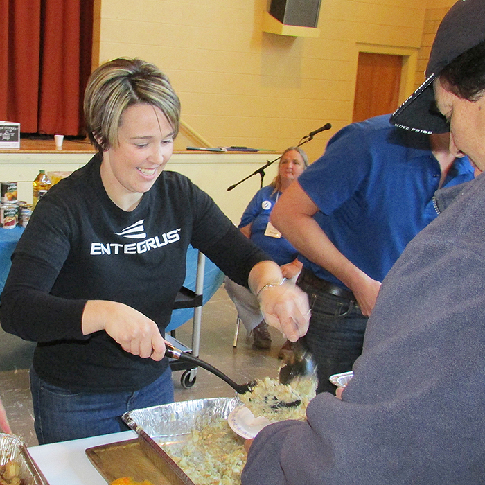 Entegrus’ Erin Bordeau serves stuffing to a soup kitchen patron Friday in Chatham. For the second straight year, the power company took over the St. Joseph-St. Ursula conference of St. Vincent de Paul soup kitchen to serve a turkey dinner on the Friday before Thanksgiving.