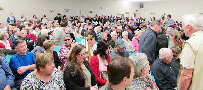 A standing-room only crowd estimated at 450 people filled the UAW hall in Wallaceburg last week to discuss the future of the Sydenham District Hospital’s Emergency Department. The hall parking lot was full, as were streets and parks surrounding the building.
