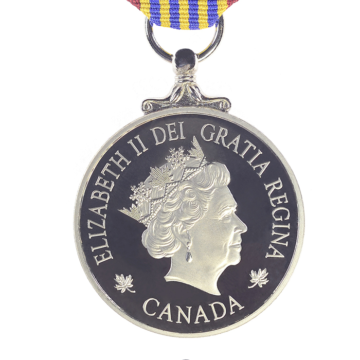 GG02-2016-0001-002 January 12, 2016 Ottawa, Ontario, Canada Sovereign's Medal for Volunteers The Sovereign’s Medal for Volunteers recognize the exceptional volunteer achievements of Canadians from across the country and celebrate a wide range of voluntary contributions. Credit: MCpl Vincent Carbonneau, Rideau Hall, OSGG