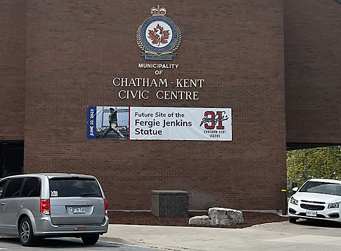 Statue of Canadian baseball legend Fergie Jenkins unveiled at